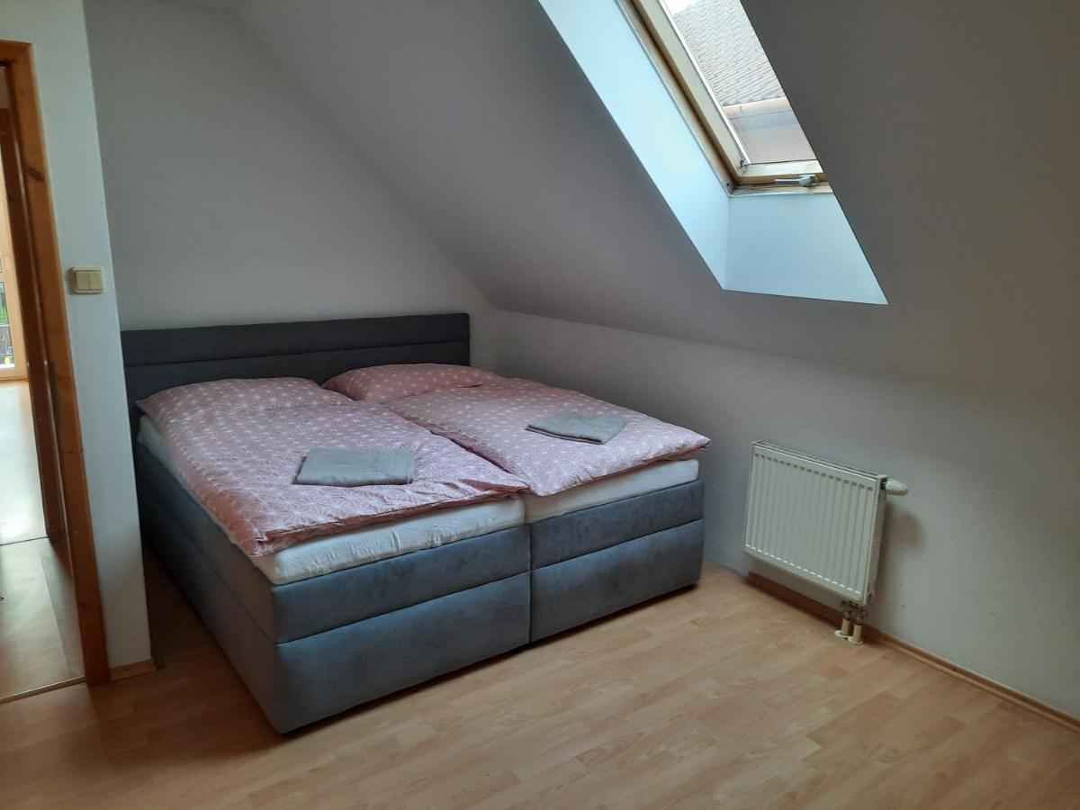 Apartman Chiarita Nemšová Extérieur photo