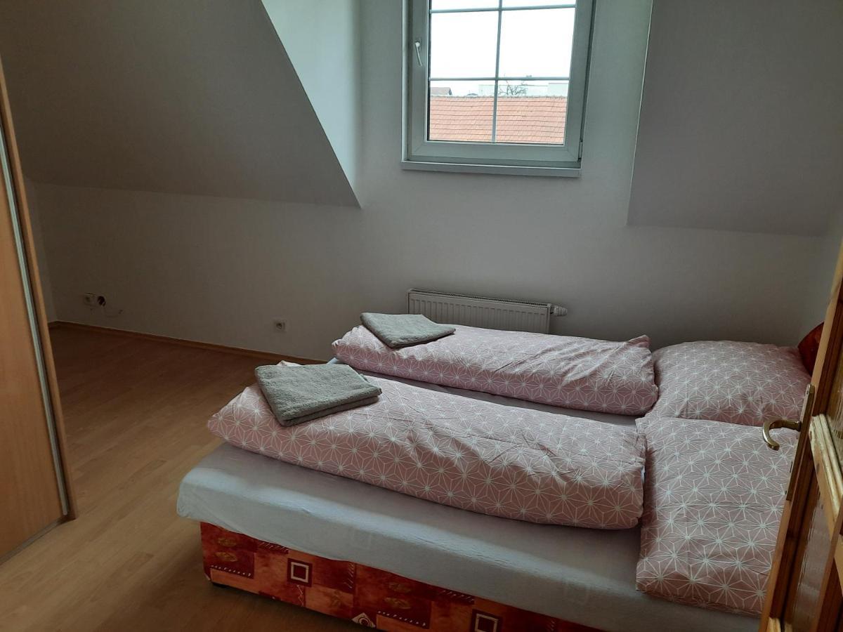 Apartman Chiarita Nemšová Extérieur photo