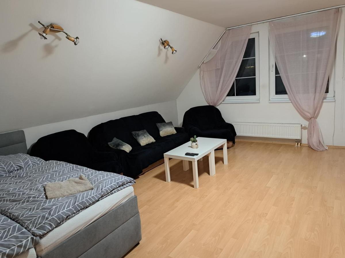 Apartman Chiarita Nemšová Extérieur photo